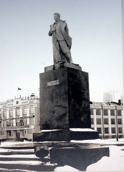 Памятник И.В. Сталину на площади Побед