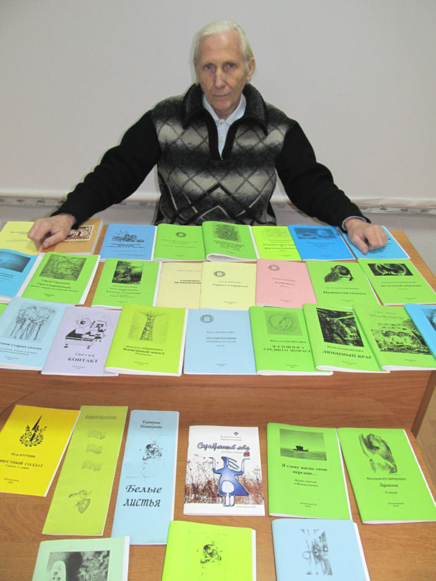 Николай Николаевич Калашников с изданиями клуба