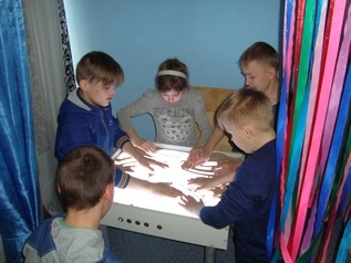 Дети рисуют песком