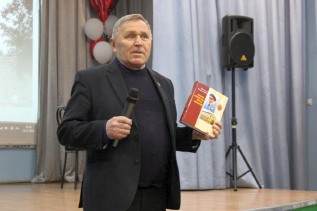 Кадыков дарит книгу библиотеке