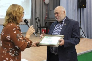 Вручение сертификата Лукашевичу
