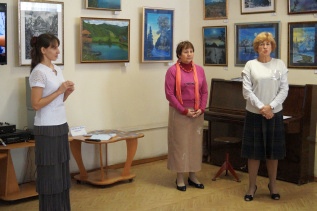 И. Г. Андреева поздравляет автора с открытием выставки