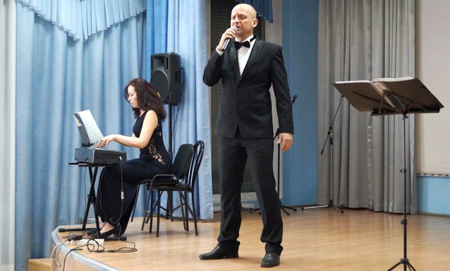С.Ермаков исполняет свои песни